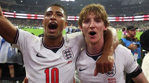 Jude Bellingham y Anthony Gordon celebrando el triunfo de Inglaterra ante M�xico