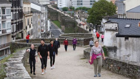 Paseos y carreras esta maana por la Muralla de Lugo