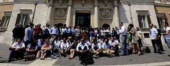 Diputados del grupo de Grillo protestan por la decisi�n del Parlamento de suspender la actividad tras el plante del PDL.