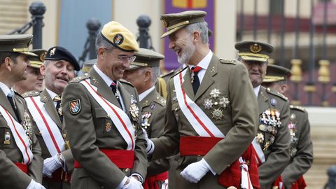El rey Felipe VI conversa con el general jefe de la Unidad Militar de Emergencias, el teniente general Francisco Javier Marcos Izquierdo, durante la celebracin del 40 aniversario de la jura de bandera de la XLV promocin de la Academia General Militar, este sbado en Zaragoza.