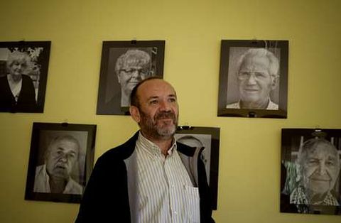 Alg�ns dos retratos feitos por Xo�n Romeu xa est�n colgados no local de Tempo Novo. 