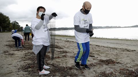 Amicos y Vegalsa impulsan una limpieza de playa para acabar con la basuraleza en Barraa