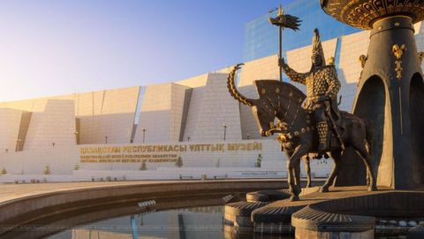 Estatua representativa de los guerreros kazajos en Kazajistn