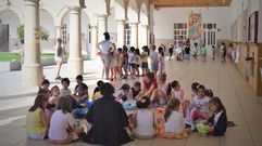 Los m�s peque�os del campamento Amencer durante la merienda.
