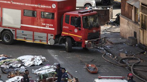 Asciende a 73 la cifra de muertos en el incendio de un edificio en Sud�frica