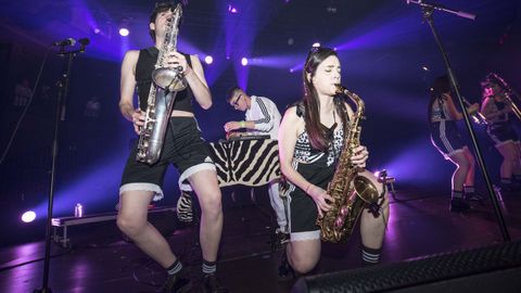 Imaxe do concerto de Ortiga cos saxofonistas en primeiro termo. 