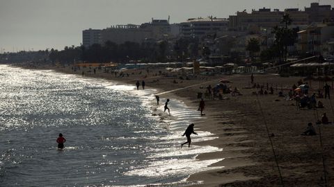  Vista de la playa de La Carihuela, en Torremolinos, durante una jornada de altas temperaturas hace cuatro d�as