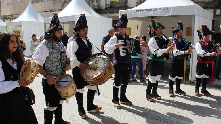 Actuaci�n del grupo de gaitas O Recanto en una edici�n anterior de las fiestas de verano de Quiroga