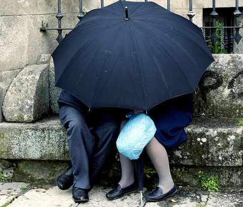 Ancianos enamorados en una plaza p�blica.