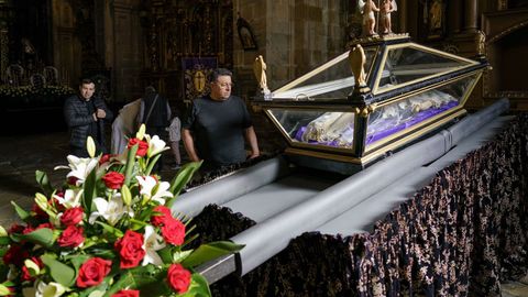 As� se preparan los pasos de Semana Santa en Celanova.