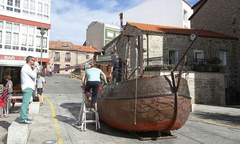 Preparaci�n del atrezzo, ayer, para el noveno Mercado das Rutas do Mar que empieza hoy en Mux�a. 