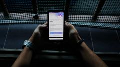 Una persona hace uso desde su tel�fono m�vil de la aplicaci�n m�vil de rastreo del Gobierno