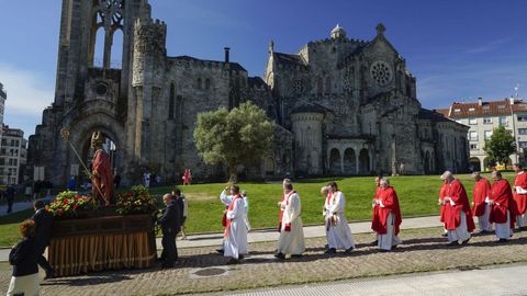 Procesión del San Cibrao desde la iglesia de A Veracruz por las fiestas en su honor en O Carballiño.