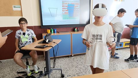 Una chica usando las gafas de realidad virtual para visualizar en 3D una ciudad dise�ada por los alumnos
