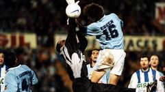 Eggen en un derbi con el Celta, equipo donde milit� entre 1997 y 1999.