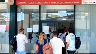 Colas en una oficina para la atenci�n a los inmigrantes en Oporto
