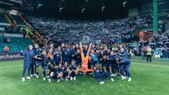 Foto de familia de los jugadores del Celta con la afici�n tras vencer al Celtic en Celtic Park.