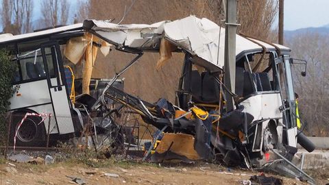 Un tren regional arrolla un bus escolar cerca de Perpi��n