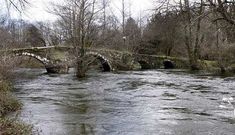 El r�o Rosende, muy crecido en la zona de Ponte Lubi�ns, que separa Carballo y Coristanco.