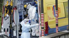 Personal sanitario traslada a un enfermo en ambulancia -