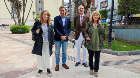 El candidato del PSOE a la alcalda de Oviedo, Carlos Fernndez Llaneza, junto a miembros de su candidatura en los jardines del cibercentro de La Lila