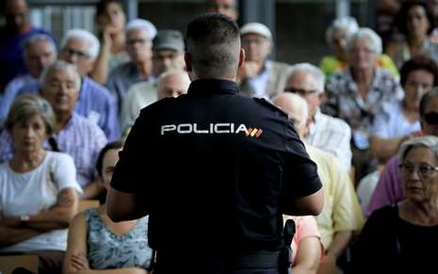 La polic�a organiz� algunos encuentros con vecinos este verano. 