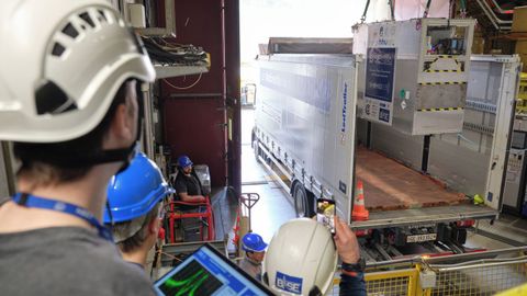 Los t&eacute;cnicos del CERN, controlando la operaci&oacute;n durante el montaje de la trampa de antimateria en el cami&oacute;n