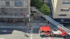Los bomberos habilitando una salida para poder trasladar al operario en parada cardiorrespiratoria