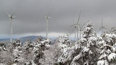 Los aerogeneradores del parque e�lico Serra do Faro rodeados de nieve