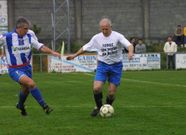 El fisterr�n Traba (D�por) disputa un bal�n con Fari�a