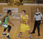 Adri�n Chapela bota el bal�n en una imagen de la anterior comparecencia del Xuven en O Pombal. 