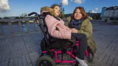 Teresa �lvarez, con su madre Claudia Bajo, en el paseo de Laxe