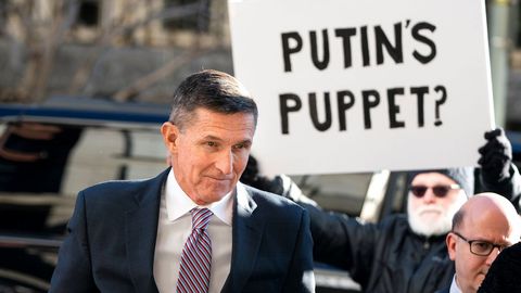 Flynn llega al tribunal pasando ante una pancarta que dice ��La marioneta de Putin?�