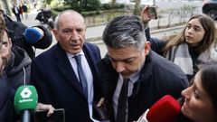 A la izquierda, Jos� �ngel Gonz�lez, denunciado por agresi�n sexual a su llegada a su domicilio