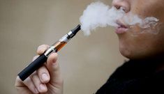 Con tocar un bot�n, una resistencia calienta un l�quido y genera vapor, que se aspira y espira. AFP