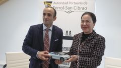 Francisco Barea y Zheng Fang con un coche a escala de la marca Arcfox.