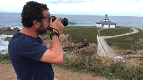 Un visitante fotografiando Illa Pancha