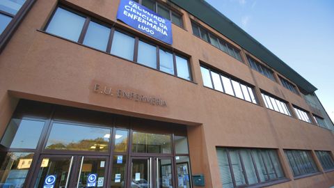 En la entrada de la Escola de Enfermera de Lugo hay una pancarta que reclama que sea una facultad