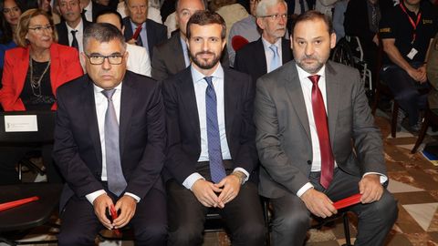  El delegado del Gobierno en Valencia, Juan Carlos Fulgencio; el presidente del PP, Pablo Casado; y el ministro de Fomento en funciones, Jos� Luis �balos, durante el acto Institucional de Entrega de Altas Distinciones de la Generalitat Valenciana, con motivo del D�a de la Comunitat Valenciana, en Valencia