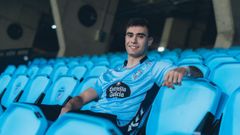 El nuevo jugador del Celta �lvaro N��ez, posando en Bala�dos.