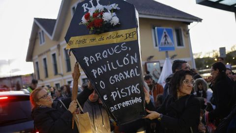 Numerosas personas se concentraron este viernes en O Temple, en Cambre, ante el paso de peatones situado frente a la Casa das Palmeiras