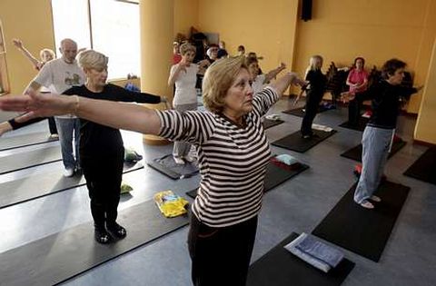 Un grupo de mayores participando ayer en las actividades de Novacaixagalicia en Ferrol.