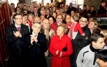 Jos� El�as, muy agradecido, rodeado por parte de los asistentes a su homenaje.