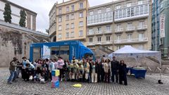 M�s de un centenar de escolares de A Coru�a participaron en una yincana para dar visibilidad al comercio de cercan�a y el mejor equipo se llev� un abono para el Morri�a. 