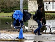 El temporal �Petra� dej� muchos paraguas malparados en las calles de la ciudad.