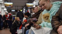 Ciudadanos de Kiev, refugiados en una estaci�n de metro