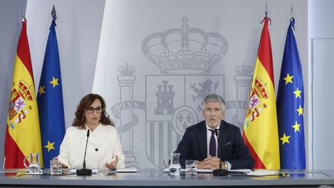 La ministra de Sanidad, Mónica García, y el de Interior, Fernando Grande-Marlaska, durante la rueda de prensa posterior a la reunión para coordinar el desembarque en Canarias del crucero MV Hondius