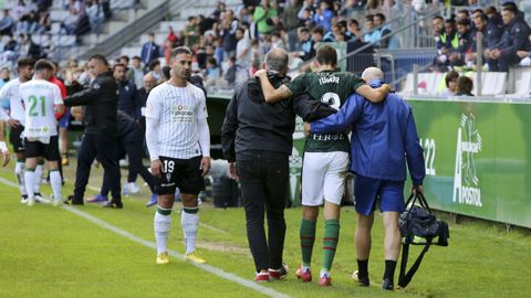 Fernando Pumar abandona lesionado el terreno de juego en el duelo Racing-Córdoba.