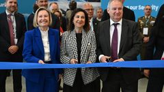 La ministra de Defensa, Margarita Robles (c), el titular de Industria y Turismo, Jordi Hereu (d) y la directora de Marketing de Comunicacin de la fundacin Feindef, durante la inauguracin de la Feria Internacional de Defensa y Seguridad de Espaa.