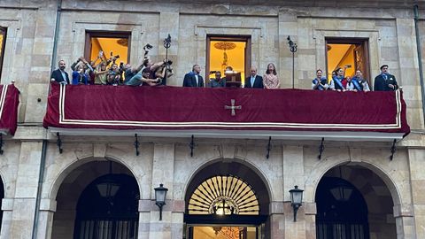 Santi Cazorla y Luis Fern�ndez-Vega en el balc�n del Ayuntamiento junto a alcalde y la concejala de Festejos.